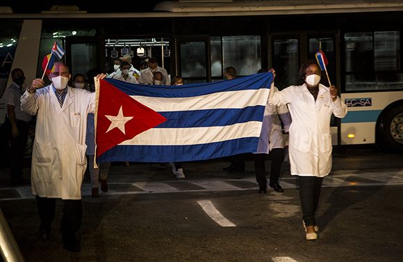 medicos cubanos que enfrentaron la COVID 19 en Andorra 1 580x377