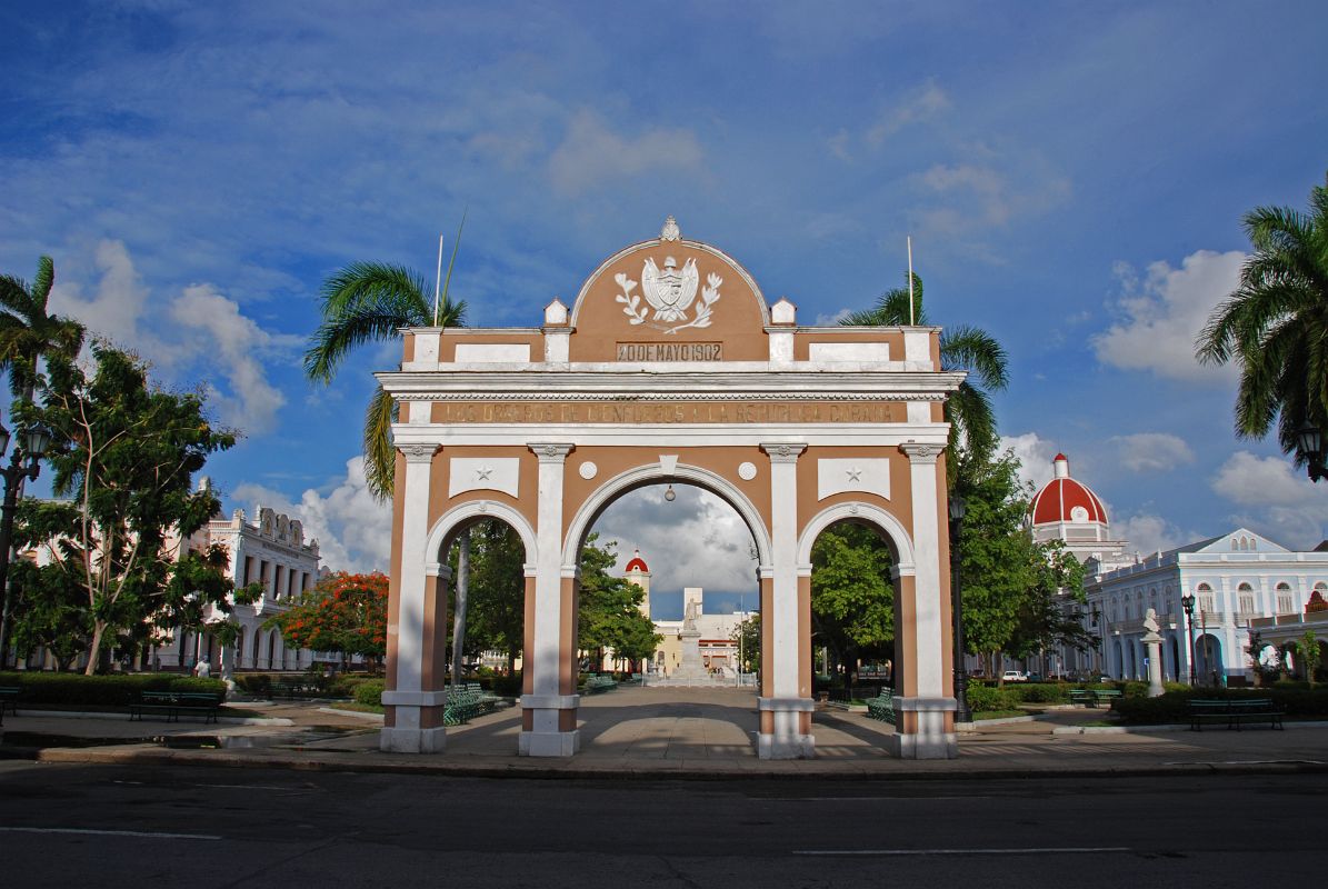 32 Cuba Cienfuegos Parque Jose Marti Arco de Triunfo