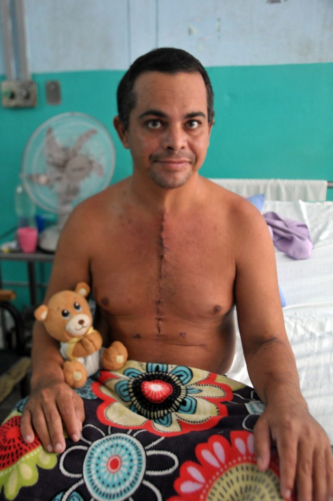 El Dr. Daniel Olivera y su próximo combate Alain Carrdero tiene 36 años y hace 13 días fue operado de una estenosis traqueal. 680x1024