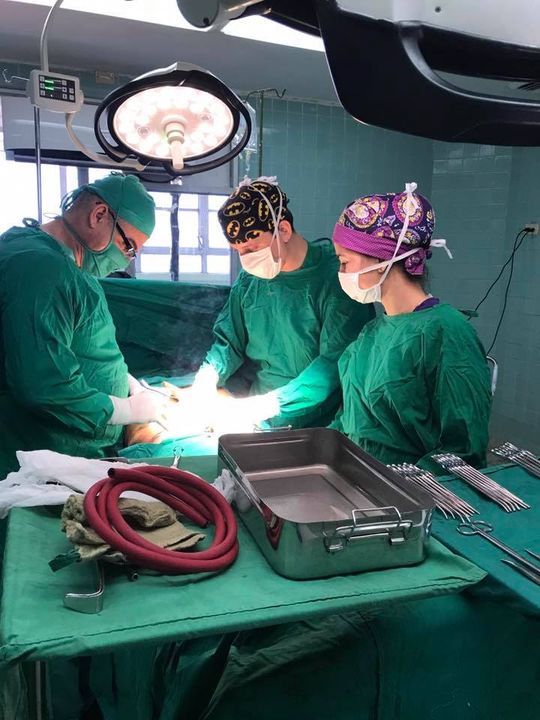 El Dr. Daniel Olivera y su próximo combate Durante una intervención quirúrgica El Dr. Daniel Olivera y parte de su equipo foto 2