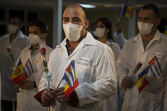 medicos cubanos que enfrentaron la COVID 19 en Andorra 2 580x386